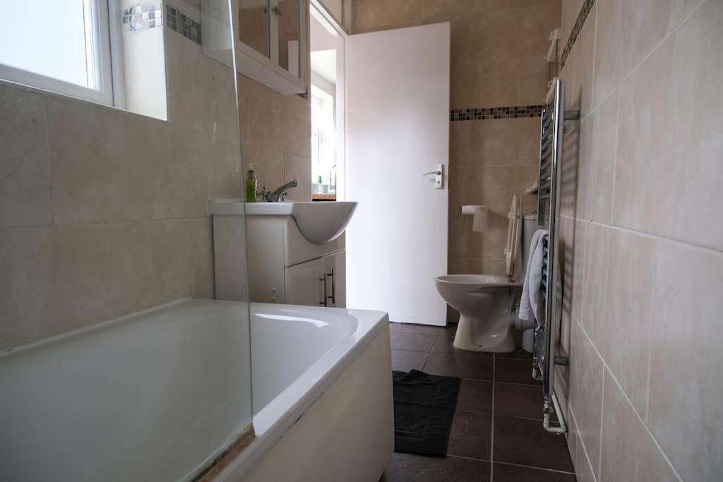 4 Bedroom House In Turnpike Lane/Wood Green Londres Exterior foto