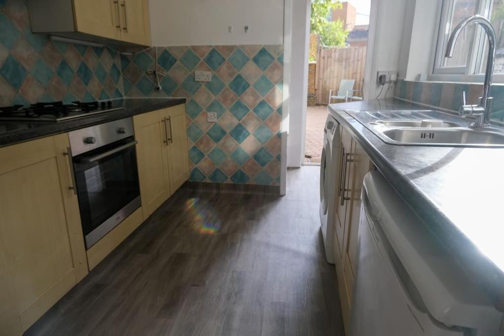 4 Bedroom House In Turnpike Lane/Wood Green Londres Exterior foto